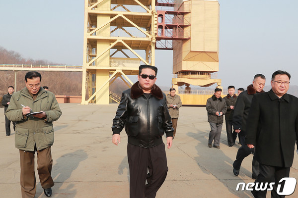 지난 3월 동창리 서해위성슬롯사이트을 현지지도하고 있는 김정은 총비서(사진=노동신문/뉴스1)