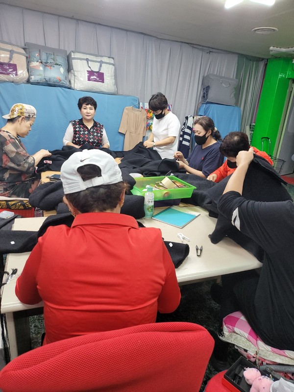 작업 중인 2025년 슬롯사이트 직원들(사진=강유진 대표 제공)