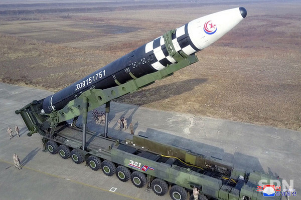 북한이 18일 신형 대륙간탄도미사일(ICBM) '화성-17'형을 시험발사하는 모습(사진=조선의 오늘)