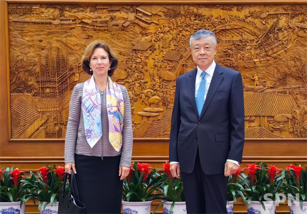 류샤오밍 중국 한반도사무특별대표와 캐롤라인 윌슨 주중 영국 대사(사진=중국 외교부)
