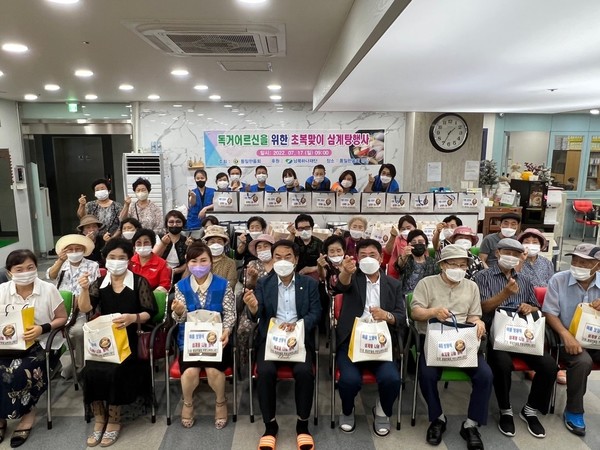 온라인 슬롯가 주최한 '독거어르신을 위한 초복맞이 삼계탕' 행사(사진=임예진 회장 제공)