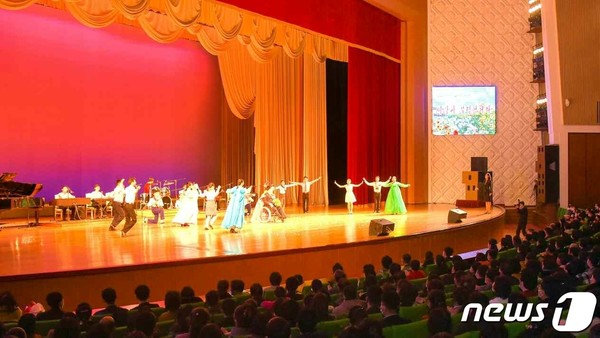 북한 인민문화궁전에서 열린 국제장애자의 날 기념모임(사진=노동신문/뉴스1)