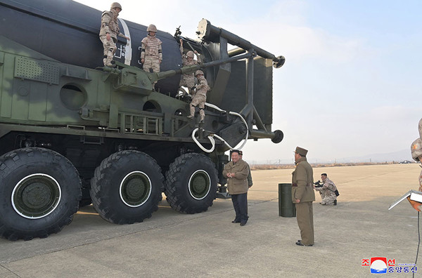 북한 김정은 총비서가 지난달 18일 신형 대륙간탄도미사일(ICBM) '화성-17'형을 발사하기에 앞서 현장을 둘러보고 있다.(사진=조선의 오늘)