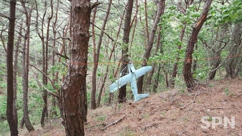 2017년 6월 강원도 야산에서 발견된 북한 슬롯사이트 볼트 추천(사진=SPN)