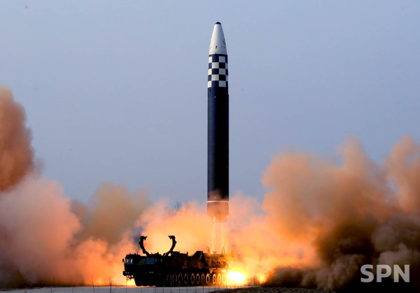 바카라 게임 사이트이 신형 대륙간탄도미사일(ICBM) '화성-17'형을 시험발사하는 모습(사진=내나라)