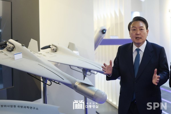 지난달 29일 국방과학연구소(ADD)를 방문해 에볼루션 바카라 연구현장을 참관하는 윤석열 대통령(사진=대통령실)