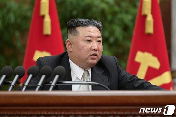 북한 김정은 총비서는 연말 전원회의 보고에서 "핵탄 보유량을 기하급수적으로 늘릴 것'을 지시했다.(사진=노동신문/뉴스1)