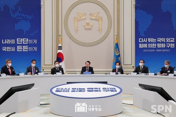 11일 외교부와 온라인카지노로부터 업무보고를 받고 있는 윤석열 대통령(사진=대통령실)