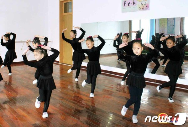 평양학생소년궁전에서 춤을 배우고 있는 무용소조 학생들(사진=노동신문/뉴스1)