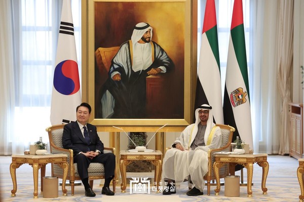 윤석열 대통령과 UAE 대통령 (모하메드 자이드 알 나흐얀) 대통령이 15일(현지시각) 양해각서 서명식을 갖고 있다.(사진=슬롯사이트 소닉 메이저)