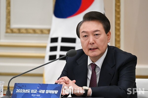 윤석열 대통령은 1월 11일 외교부·국방부의 업무보고를 받는 자리에서 "자체 핵을 보유할 수도 있다"고 밝혔다.@(사진=대통령실)