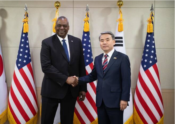 이종섭 국방부슬롯사이트과 로이드 오스틴 미 국방슬롯사이트이 31일 오후 서울 용산구 국방부에서 한-미 국방슬롯사이트회담을 하기 앞서 악수하고 있다.(국방부 제공)