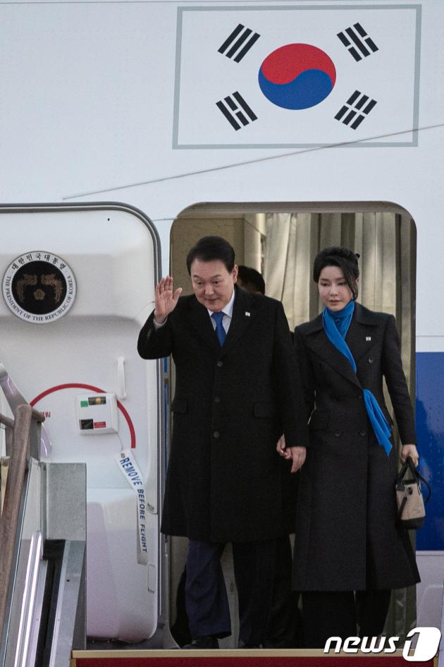 윤석열 토토사이트추천과 김건희 여사가 아랍에미리트 국빈방문, 스위스 다보스포럼 등 순방일정을 마치고 21일 오전 경기 성남 서울공항에 도착하고 있다. 2023.1.21/뉴스1 ⓒ News1 이승배 기자