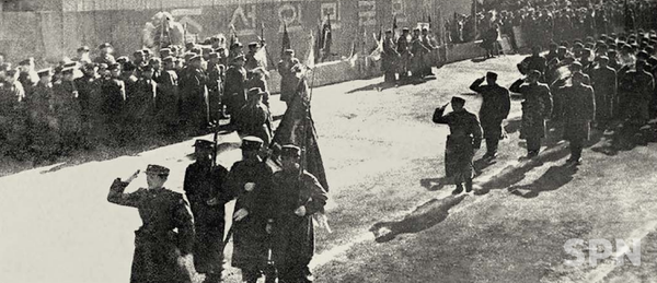 1948년 2월 8일 평양역전 광장(당시)에서 열린 조선온라인 슬롯 창건 열병식 모습(사진=금수강산 2월호 갈무리)