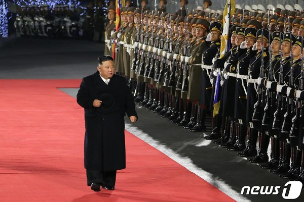 8일 심야에 열린 북한 조선인민군 창건 75주년 기념 슬롯 꽁 머니장에 들어서고 있는 김정은 총비서(사진=노동신문/뉴스1)