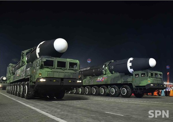 조선인민혁명군 창건 90돌 열병식에 등장한 ICBM '화성-15'형(사진=내나라)