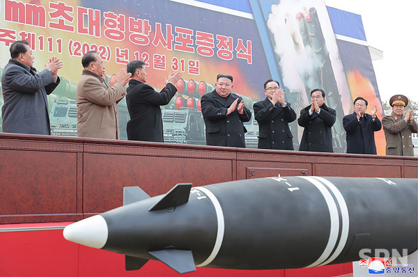 지난해 12월 31일 김정은 총비서가 참석한 가운데 진행된 600mm 초대형카지노 슬롯 머신 하는 법 증정식(사진=조선의 오늘)