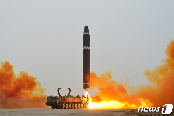 북한이 18일 라이트닝 바카라 사이트 '화성-15'형을 시험발사하는 모습(사진=노동신문/뉴스1)