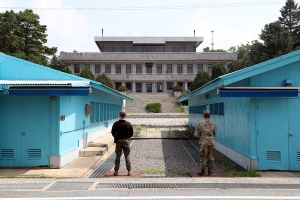 판문점에서 주한미군과 한국군이 근무를 서는 모습(사진=국방부)