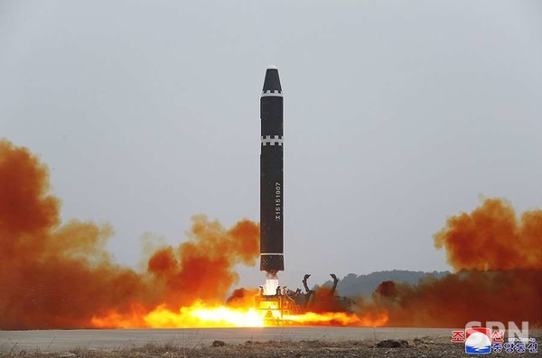 북한이 18일 발사한 대륙간탄도슬롯 머신 프로그램(ICBM) '화성-15'형(사진=조선의 오늘)