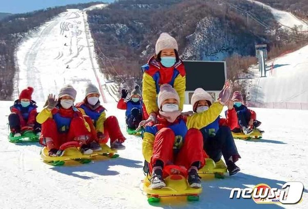 북한 송도원국제소년단야영소에서 겨울철 야영을 하고 있는 북한 학생들(사진=노동신문/뉴스1)