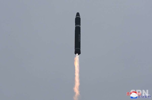 북한이 대륙간탄도바카라 카지노(ICBM) '화성-15'형을 시험발사하는 모습(사진=조선의 오늘)
