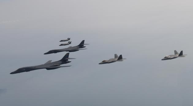 한미 공군이 1일 서해 상공에서 우리 측의 F-35A 전투기와 미측의 B-1B 전략폭격기 및 F-22·F-35B 전투기 등이 참여한 가운데 연합공중온라인 슬롯을 시행하고 있는 모습.(국방부 제공)