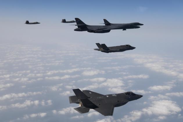 한미 공군이 1일 서해 상공에서 우리 측의 F-35A 전투기와 미측의 B-1B 전략폭격기 및 F-22·F-35B 전투기 등이 참여한 가운데 연합공중온라인 슬롯을 시행하고 있는 모습.(국방부 제공)