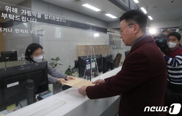 최지우 대통령실 법률비서관실 행정관이 지난 3일 오후 메이저사이트 종로구 메이저사이트지방경찰청 민원실에서 윤석열 대통령의 새 관저를 물색하는 과정에 역술인 '천공'이 개입했다는 의혹을 제기한 부승찬 전 국방부 대변인과 그의 주장을 최초 보도한 언론사에 대한 고발장을 접수하고 있다. 2023.2.3/뉴스1 ⓒ News1 임세영 기자