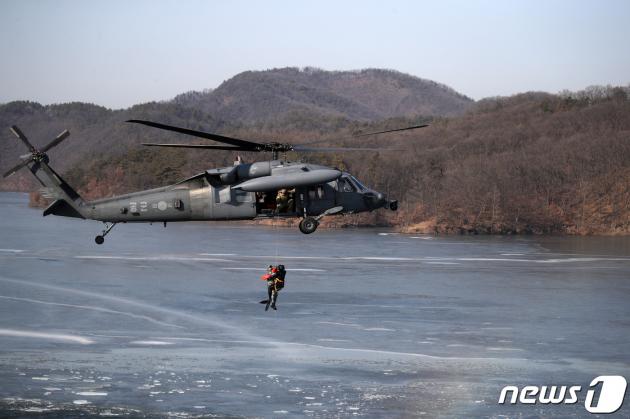 HH-60 카지노 슬롯 머신 하는 법가 탐색구조훈련을 진행하고 있다. /2023.2.3/뉴스1 ⓒ News1 김기남 기자