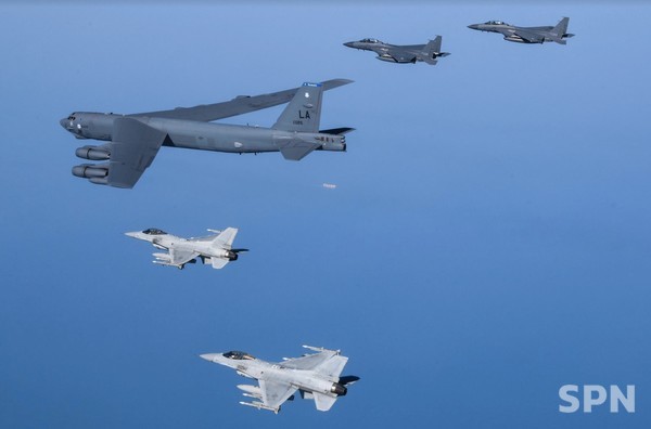 미국 장거리 폭격기 B-52H(스트래토포트리스)가 한반도에서 한국 공군과 연합공중에볼루션 바카라 무료을 실시하고 있는 모습(사진=주한미군)