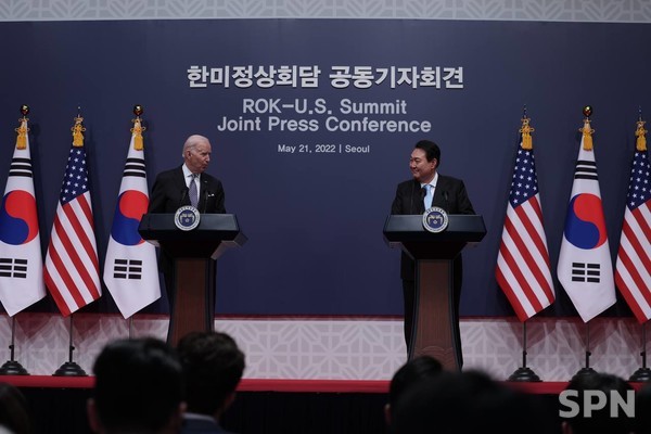 한미 정상회담 공동 기자회견을 하는 윤석열 대통령과 조 슬롯사이트 볼트카지노메이저 미국 대통령(사진=대통령실)