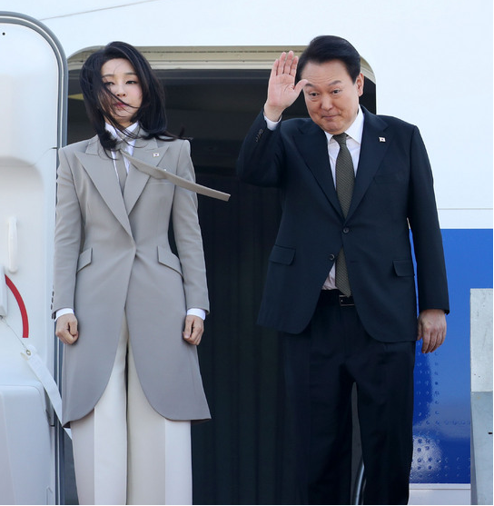 한일정상회담 등 1박2일 일정으로 일본을 방문하는 윤석열 온라인 카지노 합법 사이트과 부인 김건희 여사가 16일 경기도 성남 서울공항에 도착해 공군 1호기 탑승 전 손 흔들어 인사하고 있다.(사진=온라인 카지노 합법 사이트실 제공)