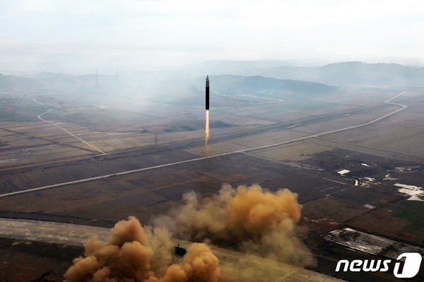 북한이 2022년 11월 18일 순안공항에서 대륙간탄도미사일(바카라 온라인) '화성-17'형을 시험발사하는 모습(사진=노동신문/뉴스1)