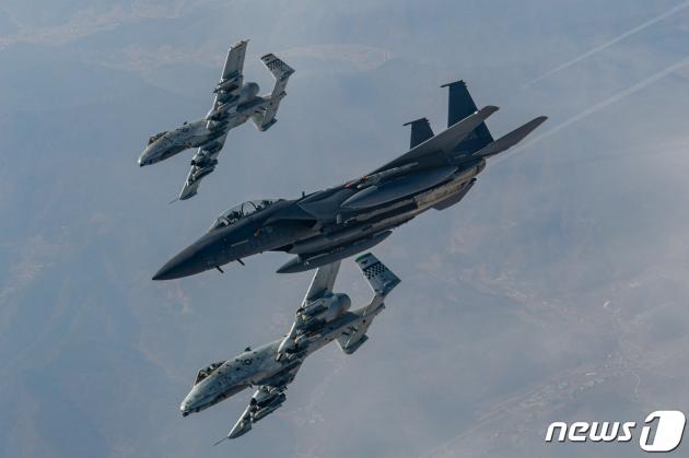 공군 F-15K 전투기와 미군 A-10 공격기 2대의 연합 편대비행. (공군 제공) 2023.3.9/바카라 가상 머니 사이트1
