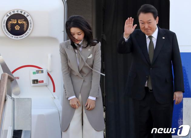 윤석열 카지노 슬롯 머신과 김건희 여사가 한일 정상회담을 위해 16일 오전 경기 성남 서울공항에서 출국하며 손인사 하고 있다. 2023.3.16/뉴스1 ⓒ News1 장수영 기자