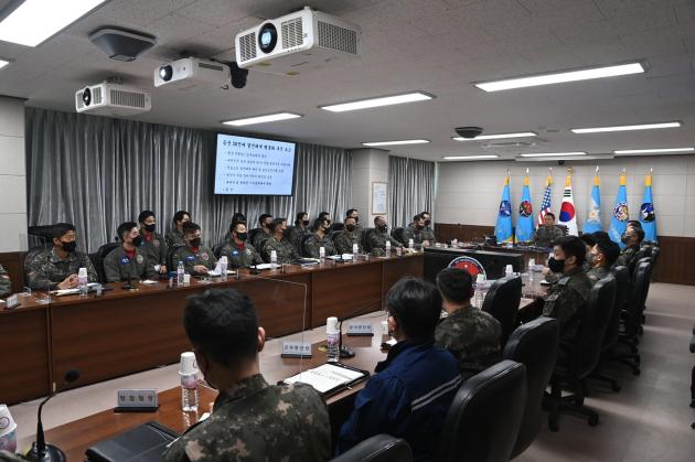 김승겸 합참사설 카지노이 공군 38전투비행전대를 방문해 결전태세 확립 토의를 주관하고 있다.(합참 제공)