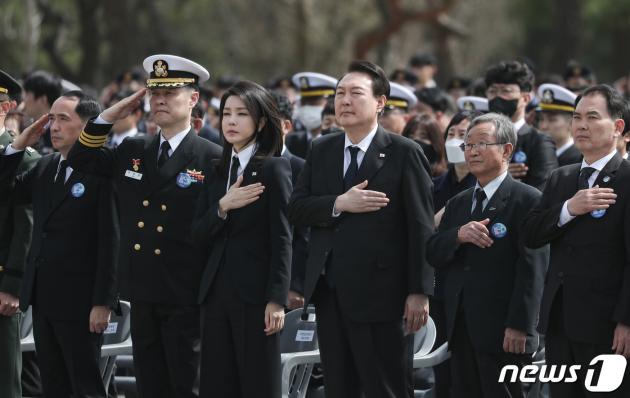 윤석열 슬롯사이트과 김건희 여사가 24일 국립대전현충원에서 열린 제8회 서해수호의 날 기념식에 참석해 국기에 대한 경례를 하고 있다. (슬롯사이트실 제공) 2023.3.24/뉴스1 ⓒ News1 안은나 기자