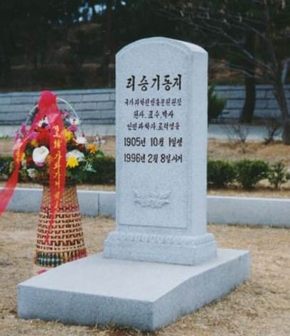 애국열사릉에 있는 이승기 박사 묘소(사진=노동신문)