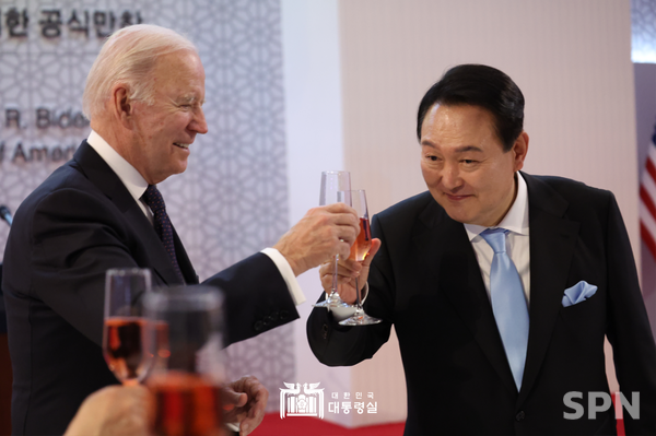 윤석열 대통령과 조 바이든 미국 대통령이 2022년 5월 21일 국립중앙박물관에서 열린 만찬에서 건배하는 모습(사진=대통령실)