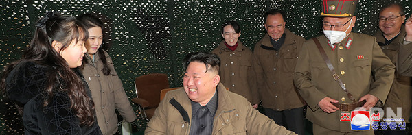 북한 신형 ICBM '화성-18'형 시험발사 성공 후 기뻐하는 김정은 총비서와 리설주, 김여정, 김주애(사진=조선의 오늘)