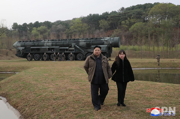 김정은 총비서가 딸 김주애의 손을 잡고 신형 ICBM '화성-18'형 시험발사 현장을 둘러보고 있다.(사진=조선의 오늘)