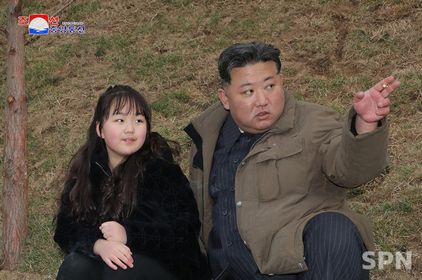 신형 ICBM '화성-18'형 시험발사 현장에 다정한 모습으로 앉아있는 김정은 총비서와 딸 김주애(사진=조선의 오늘)