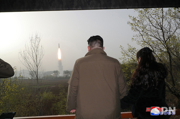 김정은 총비서가 딸 김주애와 함께 신형 ICBM '화성-18'형 시험발사 장면을 바라보고 있다.(사진=조선의 오늘)