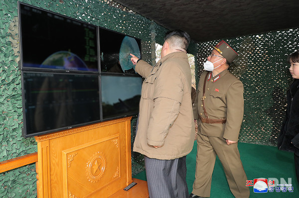 김주애가 김정은 총비서의 뒤에서 '화성-18'형 발사 장면을 지켜보고 있다.(사진=조선의 오늘)
