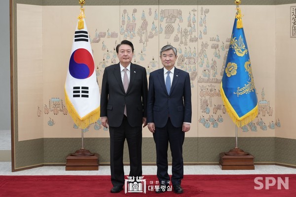 윤석열 2025년 슬롯사이트이 조태용 국가안보실장에게 임명장을 수여하고 기념촬영을 하고 있다.(사진=2025년 슬롯사이트실)