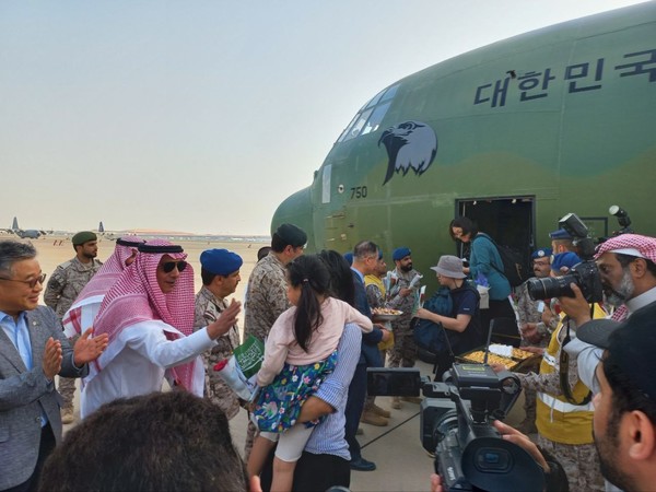 무력 충돌이 벌어진 아프리카 슬롯 사이트 슬롯사이트에 체류 중이던 우리 교민들이 24일(현지시각) 사우디아라비아 제다에 도착했다.(사진=국방부 제공)