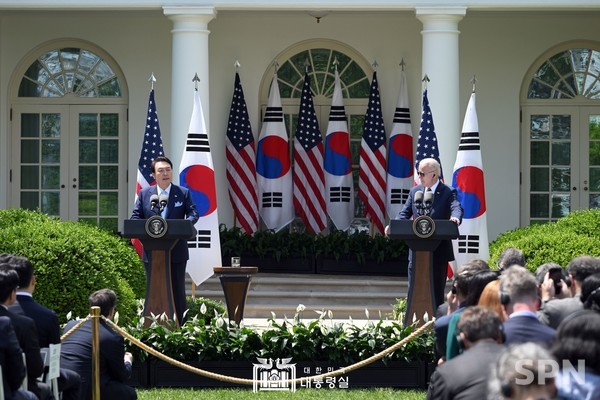 윤석열 대통령과 조 바이든 미국 대통령이 정상회담을 마친 뒤 기자회견을 하고 있는 모습(사진=카지노사이트 추천)