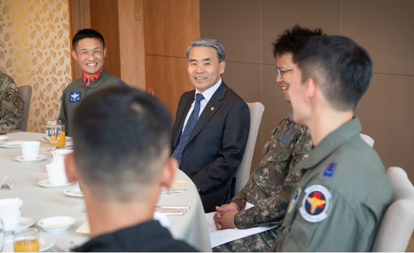 이종섭 국방부장관은 26일 수단 교민 구출 무료 슬롯 머신을 성공적으로 완수한 무료 슬롯 머신 참가 장병들과 오찬을 함께하며 격려했다.(국방부 제공)