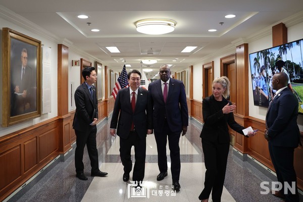 4월 27일 미국 국방부를 방문한 윤석열 슬롯사이트 지니과 로이드 오스틴 미국 국방장관(사진=슬롯사이트 지니실)